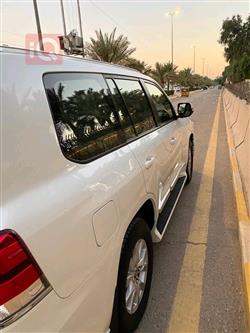 تۆیۆتا لاند کروزەر